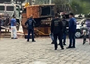 Escavadeira de 13 toneladas se solta de prancha e atinge carro em Governador Valadares