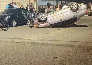 Motorista bate em veículo estacionado e capota em Governador Valadares