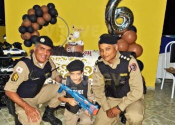 Policiais participam de festa de aniversário de criança de 6 anos, fã da PMMG, em Valadares.