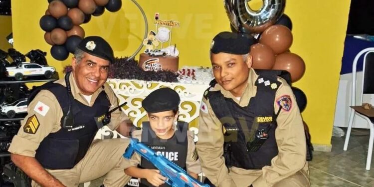 Policiais participam de festa de aniversário de criança de 6 anos, fã da PMMG, em Valadares.