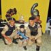 Policiais participam de festa de aniversário de criança de 6 anos, fã da PMMG, em Valadares.