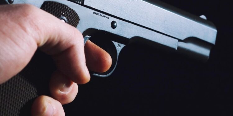 Jovem é baleado no rosto após ser acusado de agredir a avó em Frei Inocêncio MG