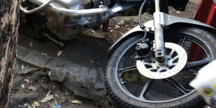 Acidente no Centro de Governador Valadares deixa duas pessoas feridas