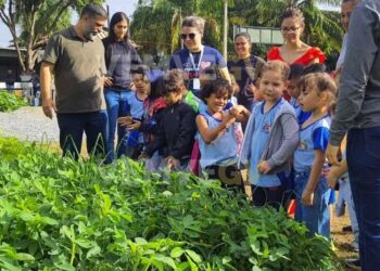Alunos da educação infantil visitam fazendinha no Parque de Exposições, em Valadares.