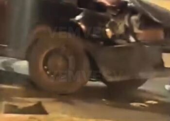 Carro cruza canteiro, bate em outro automóvel e para do outro lado da pista em Valadares