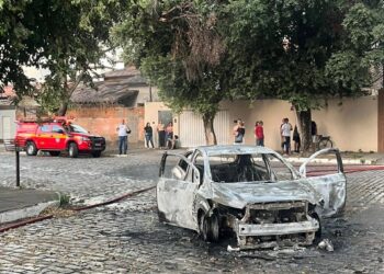 Incêndio em veículo atinge rede elétrica em Governador Valadares