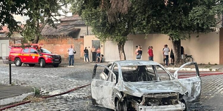 Incêndio em veículo atinge rede elétrica em Governador Valadares