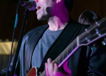 Governador Valadares recebe edição do Sistema Fecomércio MG na Rua com show gratuito do cantor Leoni