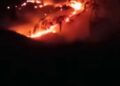 Incêndio de grande proporção consome vegetação do Pico da Ibituruna, em Valadares