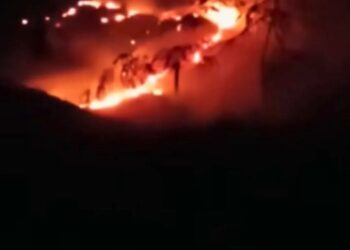 Incêndio de grande proporção consome vegetação do Pico da Ibituruna, em Valadares