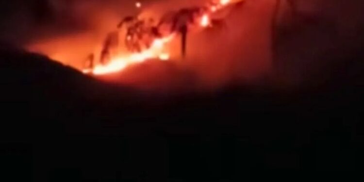 Incêndio de grande proporção consome vegetação do Pico da Ibituruna, em Valadares