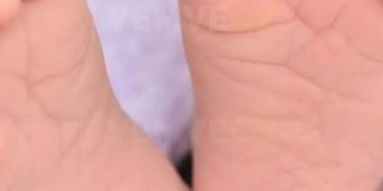 Bebê de 1 ano é resgatada após mãe deixá-la em casa para ir a festa