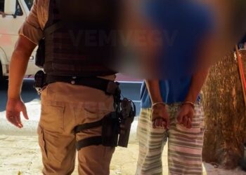 Suspeito de furto é detido por ambulantes em depósito de vendedores, em Valadares