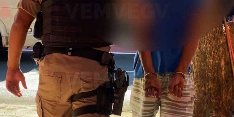 Suspeito de furto é detido por ambulantes em depósito de vendedores, em Valadares