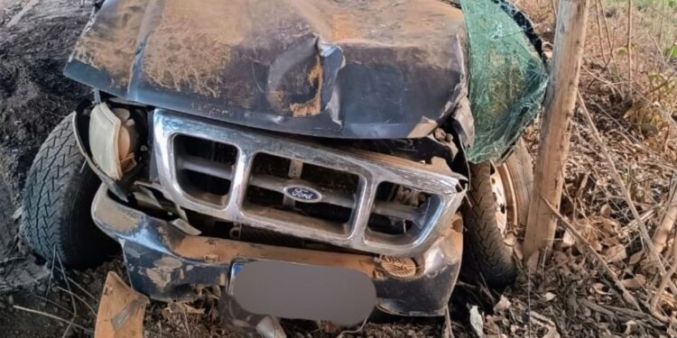 Acidente de trânsito na BR-259 deixa duas pessoas feridas, em Resplendor