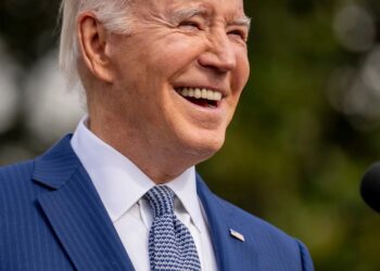 Biden desiste da candidatura a presidente dos EUA e anuncia apoio a Kamala Harris