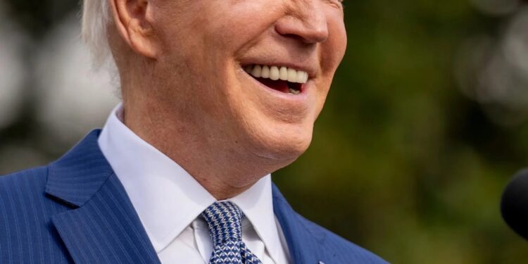 Biden desiste da candidatura a presidente dos EUA e anuncia apoio a Kamala Harris