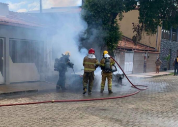 Carro é destruído por incêndio no bairro Cardo, em Valadares