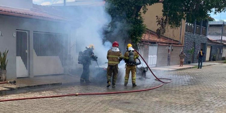 Carro é destruído por incêndio no bairro Cardo, em Valadares