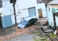 Carro é engolido por cratera após rompimento de adutora em Valadares