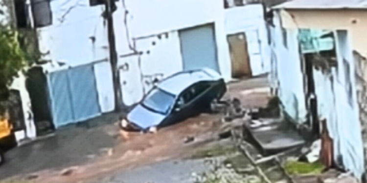 Carro é engolido por cratera após rompimento de adutora em Valadares