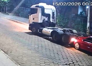 Carreta é usada para atingir veículos após desentendimento por frete em GV
