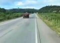 Caminhão desgovernado assusta motoristas na BR-116, em Frei Inocêncio MG