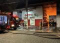 Incêndio de grandes proporções destrói galpão no Centro de Valadares