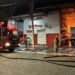 Incêndio de grandes proporções destrói galpão no Centro de Valadares