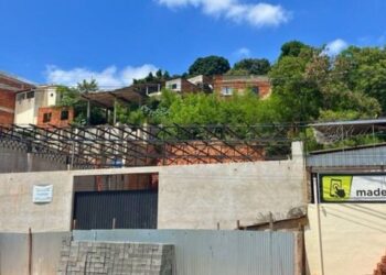 Soterramento em obra deixa feridos em Valadares