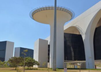 Zema anuncia reajuste de 5,4% a servidores de MG