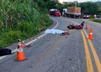 Motociclista morre após colisão com carreta na BR-259, em Resplendor