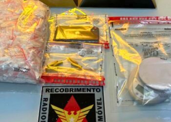 Homem é preso com quase mil papelotes de cocaína na casa dos pais em Valadares