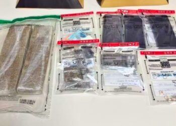 Suspeito joga arma em quintal e PM apreende drogas em Valadares