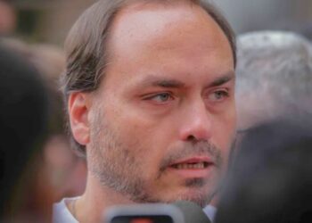 Sem mandato, Carlos Bolsonaro passa a receber R$ 38 mil do PL