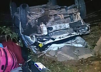 Família escapa ilesa após carro capotar na BR-259, em Valadares