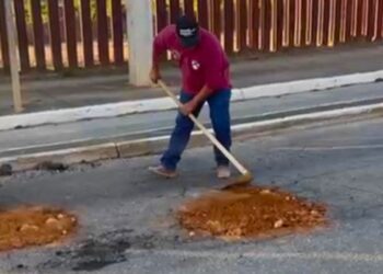 Moradores fazem reparo improvisado na Av. Moacir Paleta em Valadares