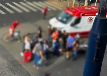 Motoqueiro fica ferido após colisão com ambulância em Valadares