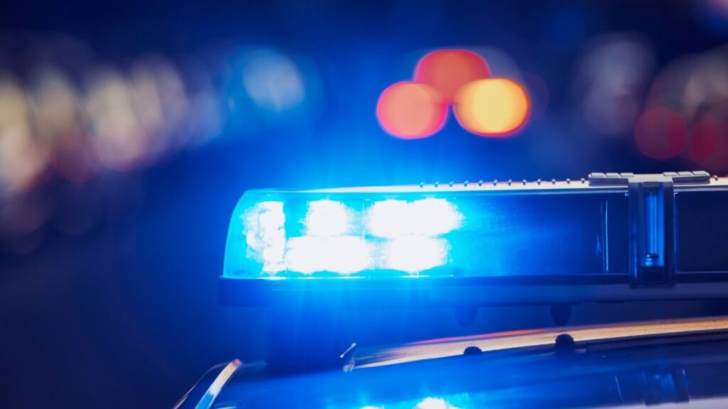 Bebê de 28 dias foi internado com fraturas, hematomas e outras lesões. Casal de 26 anos foi preso em flagrante por suspeita de maus-tratos e lesão corporal.
