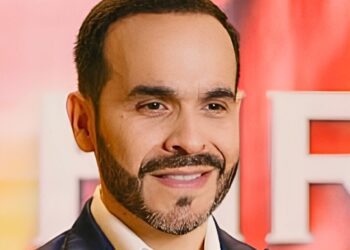 Abelardo de la Espriella acusou o presidente Gustavo Petro de tentar permanecer no poder e pediu que as Forças Armadas protejam a Constituição.