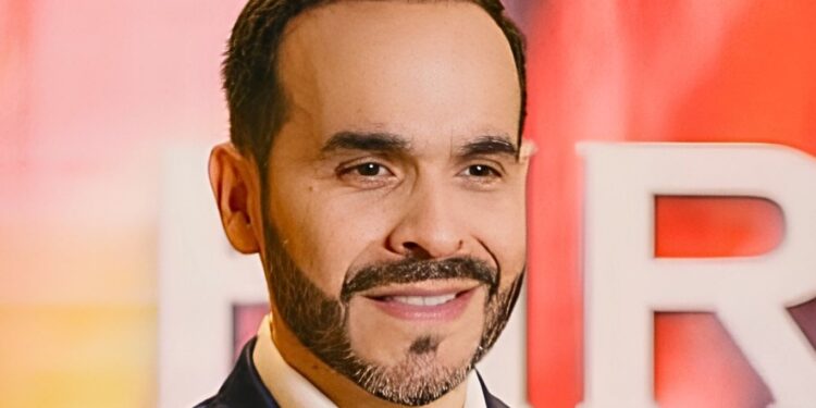 Abelardo de la Espriella acusou o presidente Gustavo Petro de tentar permanecer no poder e pediu que as Forças Armadas protejam a Constituição.