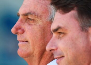 Moraes suspende visitas de Flávio Bolsonaro a Jair Bolsonaro
