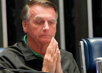 Bolsonaro segue em prisão domiciliar após decisão de Moraes