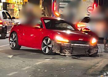 Motorista perde controle de Audi e bate em ônibus, em Valadares