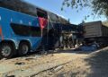 Acidente entre ônibus de turismo e carreta deixa duas mulheres mortas na BR-259, em Governador Valadares