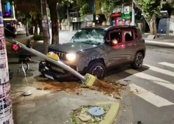 Batida faz carro capotar e derruba semáforo em Valadares