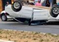 Carro capota após motorista atingir veículo estacionado em Valadares