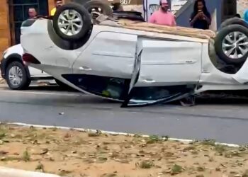 Carro capota após motorista atingir veículo estacionado em Valadares