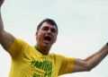 Em Valadares, Flávio Bolsonaro participa de jogo de futebol