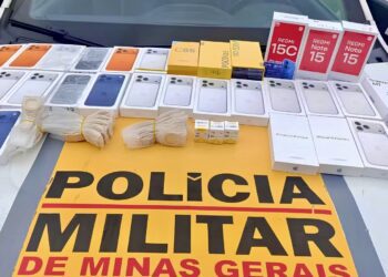 Fiscalização apreende 32 celulares em ônibus